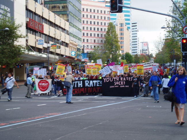 2006年5月1日<br /><br />目抜き通りクイーンストリートでのデモ行進<br /><br />若者の賃金に対するもの･･･多分。