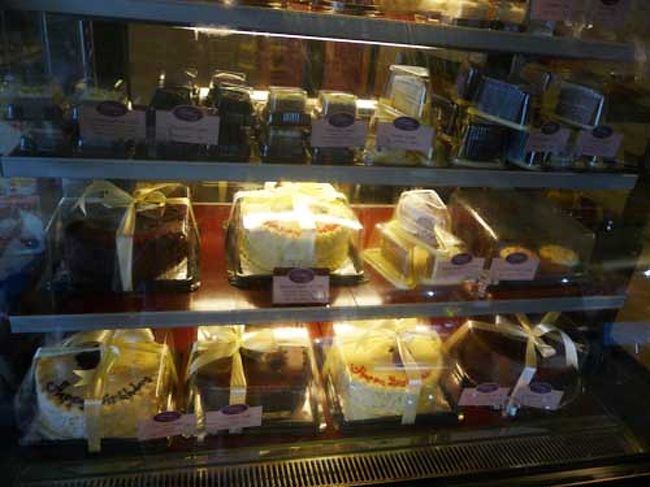 カルフールには、こんなホールで売ってるケーキ屋さんや