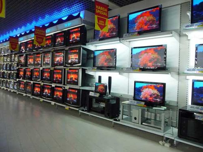 電機コーナーでは液晶テレビも。アクオスもある。<br /><br />お値段は日本と変わらない価格。<br />一部の裕福層にしか手が届かないのでは？こんなに売り場面積取って、売れるんだうか？