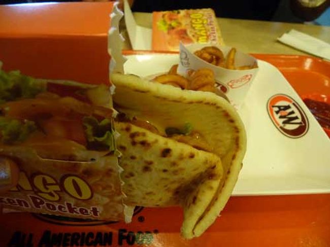 ランチはカルフール１FのA&amp;Wで今旅初のファーストフード。<br />マンゴーソースのチキントルティーヤ(だったかな)をオーダー。<br />量はやや少ないけど、甘くてなかなか美味しかった。<br />が、お値段は日本のファーストフードと変わらない。<br /><br />カルフールのスーパーマーケット内はまぁまぁ安かったんで、土産のナッツ類を大量に買いました。