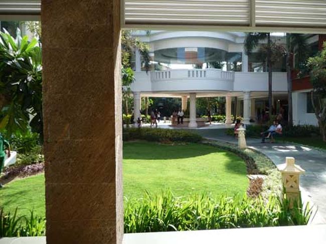 ホテルに戻って土産を置いたら、次は昨日も行ったDFSへ。<br />時間が無くて駆け足で見たので、もうちっとゆっくりみようって事で。<br /><br />ここのモールはかなり広い。