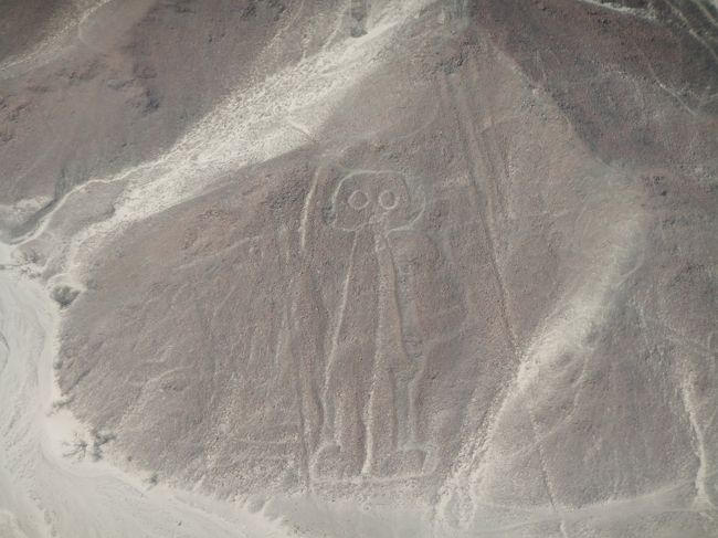 「宇宙人」と呼ばれるナスカの地上絵<br /><br />小型機に酔って、片手に○○袋を握りしめながら片手で撮影…<br /><br />苦しかった…