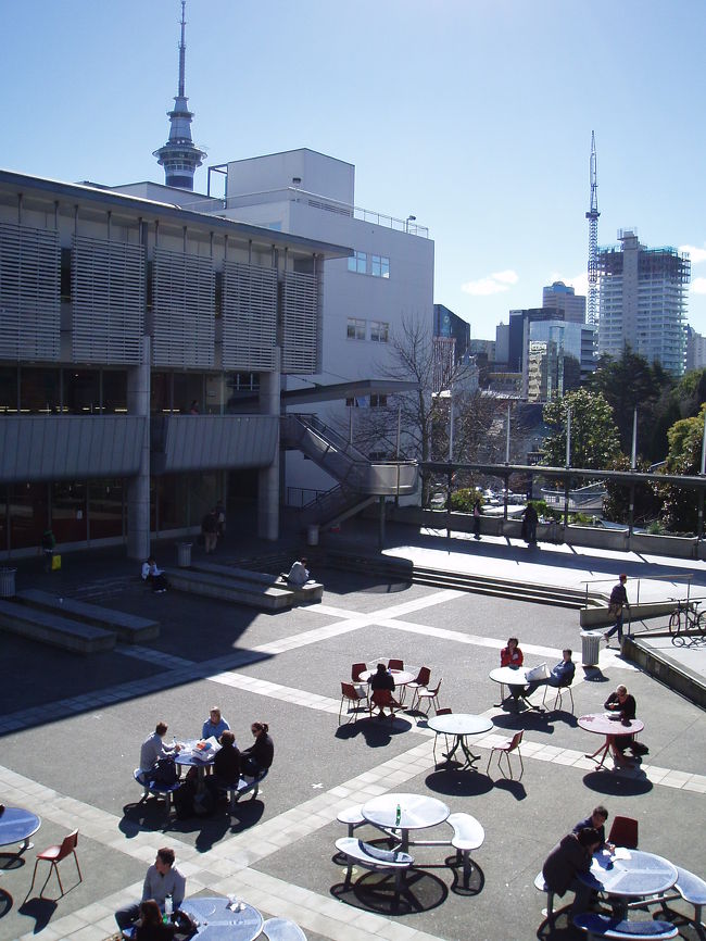 8月18日<br /><br />大学のテラス