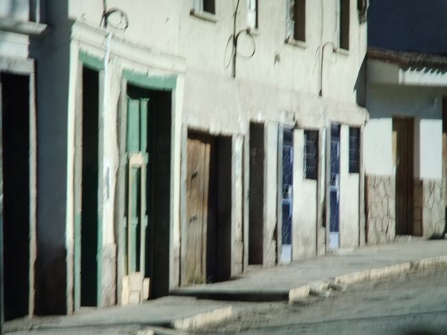 ウルバンバという町へ向かう途中。<br />ピンぼけしてしまったけれど、家の扉や窓など、中に息づく人々の生活への想像をかきたてるものは、大好き…<br />