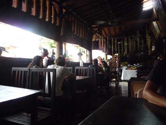 夜にマッサージを予約しているので、早めの夕飯。<br /><br />ホテルから２分のとこにあるワルン96へ。<br />ここは手ごろ価格で沢山頼んでも全然オッケー。