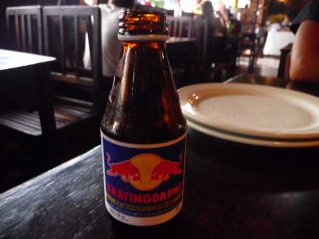 レッドブルを頼んだのに堂々とパチモン登場。<br />確かrp.6000くらいで安かったんだよね。<br /><br />炭酸も超微弱でかなり微妙。