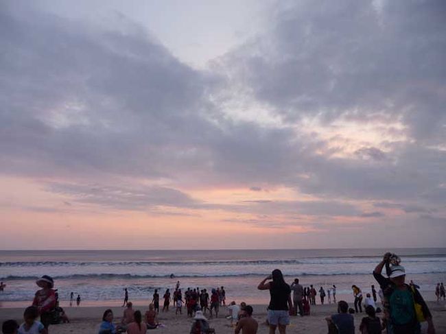 バリに来てクタの夕陽を見ないわけにはいくまい。<br /><br />っつーことで<br />食べ終わったら、駆け足でビーチへ急ぐ。<br /><br />みんな夕陽目当てで集まってくるので、ビーチ沿いはバイクや人でいっぱい。