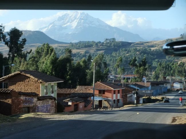 こんな山を見ながらこんなところで暮らしたい…<br />車窓より。