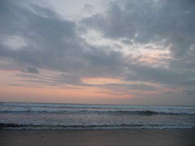 ちょっと雲が多くて、カーっと綺麗なオレンジ！とゆうわけでは無かったけど、<br />さえぎるものの無い見渡す限り海面の夕暮れは本当にすばらしい。