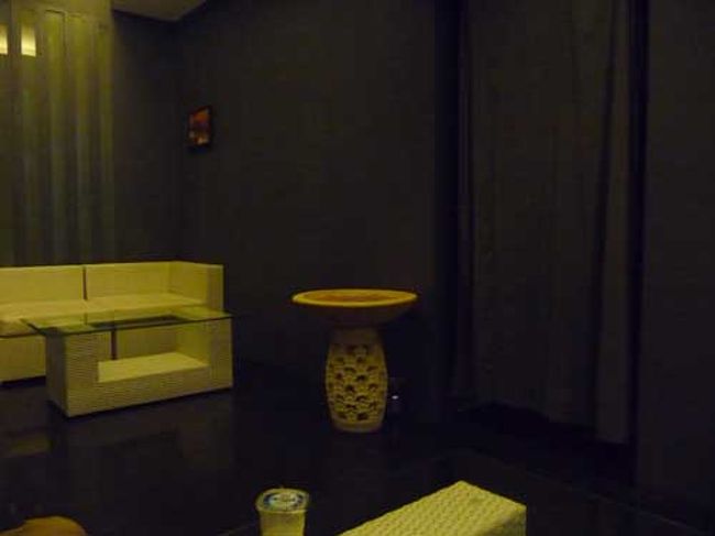 さて。楽しみにしていたマッサージです☆<br /><br />ホテルのロビーに往復送迎してくれる<br />ビー・ワンを日本で予約しておきました。<br />こちらはそのロビー。<br /><br />ほのかにアロマの香りが漂っていて、落ち着いた綺麗な店内。
