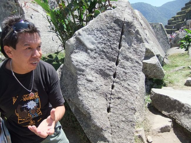 ガイドさん、石切の方法を説明中…