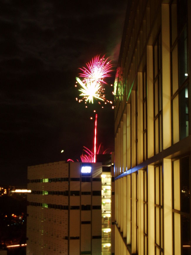 2007年3月4日<br /><br />ランタンフェスティバルの花火<br /><br />引っ越した家から