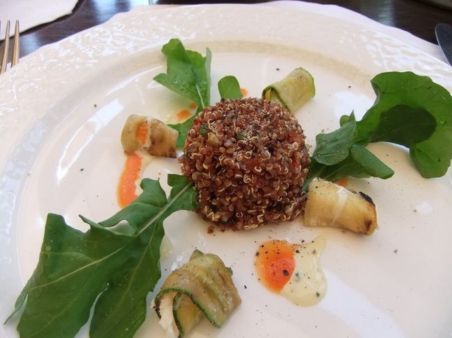 昼食。<br />キヌアという、粟の仲間。宇宙食としても採用されているほど栄養価が高いという。