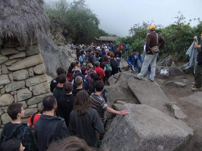 翌朝、暗いうちに起きて、ワイナピチュへ…<br /><br />ダメだと思ったら途中で下山しても良いということだったので…（笑）