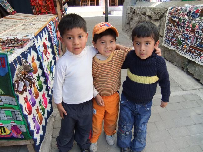 人なつこい子どもたち…<br />amigos（友達）という言葉だけ分かった。<br /><br />やはり、こういうときのためにも、「What's your name?」に相当する現地の言葉ぐらいは知っておかなければ…<br /><br />こっそり写真を撮っていたら向こうが気づいて、もっと撮れみたいに言われてこんなポーズを決められる（笑）。<br /><br />そして、撮ったものを見せろと言われ、言われるままにカメラのモニターを見せながら、言葉が通じないながらもしばしの歓談…（笑）<br /><br />私は旅のこういう瞬間が大好き…