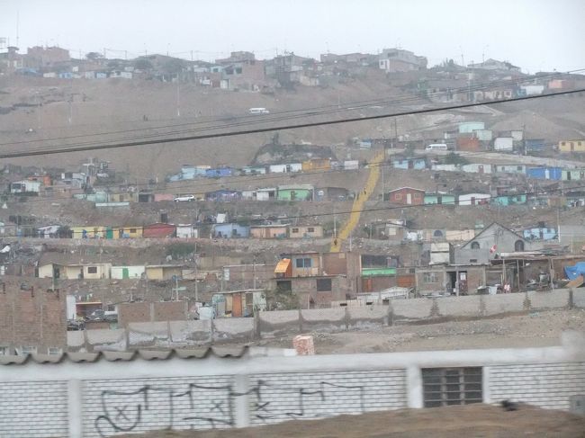 リマ市郊外。<br /><br />不法建築の家々も、数が集まり、一定の条件を満たすと、合法になるそうで、砂丘にはどんどん家が建ち並ぶとか…<br />