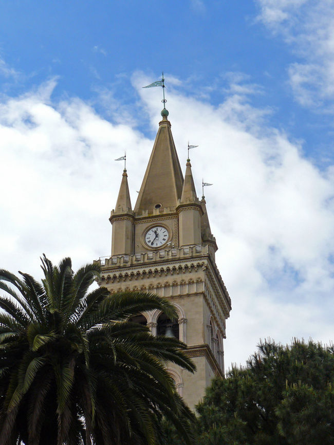 まずガイドさんに勧められたのは、この時計台。<br />12：00に仕掛け時計が動くのだとか。<br /><br />どんな仕掛けなのかと興味深々。