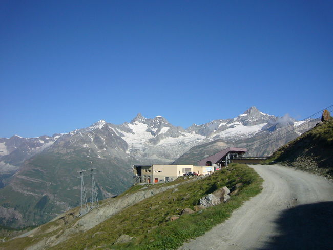 ハイキングコースにて<br /><br />歩き始めてすぐ振り返ってみる。<br />ブラウヘルトの駅と後ろにオーバーガーベルホルン。