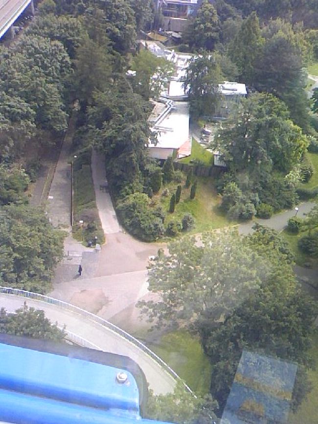 テルメに近づいたら、な何と　テルメが全部見える。裸の人々、え〜見えているよ、と　叫んで教えたくなる。もっとも、彼らはそんな事は、知っているよ、