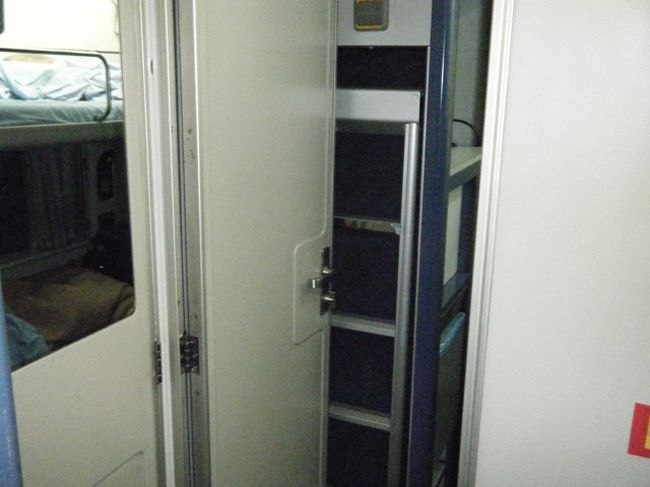 今回、なぜジョホールバルなのか･･･<br /><br />1つ目は、トイレ付のコンパートメントを利用したい。<br />2つ目は、コネクティングルームとして利用したい。<br />3つ目は、できればシャワーを使いたい。<br /><br />この条件を満たす路線が、ADNFDを備えたKL⇔singapore路線でした。<br />ただ、シンガポールまで行ってしまうと、マレー鉄道でKLへもどってくるのが遅くなってしまいます。あと、去年シンガポールへ行ったので今回はパスです。<br /><br />写真は、コネクティングドアです。<br />このドアをはさんで、入口のドアがあります。<br />奥に見えるのが、はしごです。<br /><br />ちなみに、コンパートメントは1車両に6部屋あり、コネクティングできる部屋は、2組あります。