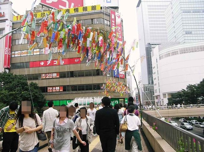 七夕が飾られてる通りは<br />駅から少し離れていました。<br />　<br />普通の七夕も飾られているんだぁ〜<br /><br /><br />