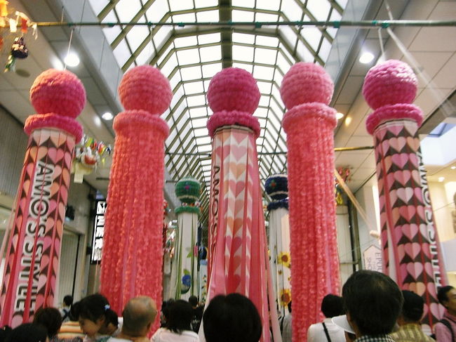 こっちは若い女性向けのお店の七夕飾り<br /><br />ピンクの七夕も可愛い♪