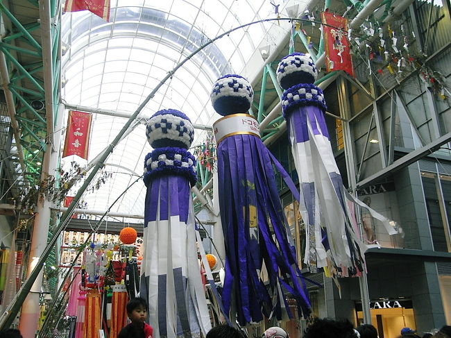 ハピナ商店街からまっすぐ伸びていた<br />アーケード街が終わり、<br />そこから横に伸びるアーケード街<br />(ぶらんどーむ一番町商店街)に入ると<br />吹き流しが上からじゃなくて<br />竹に吊るされてるスタイルに！