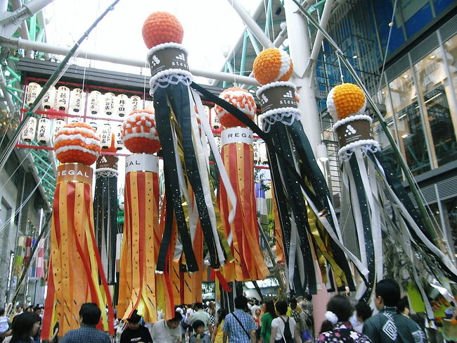 交差点にある七夕飾りは<br />風に揺られて吹き流しが踊ってます（＾＾）