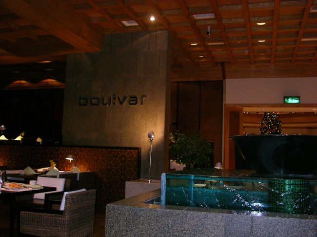 ドバイ２日目にてカイロへ旅立ちます。<br /><br />午前中は近くのゴールドスークとスパイススークへ<br />お買い物♪♪<br /><br />ホテルのレストランにて朝食☆