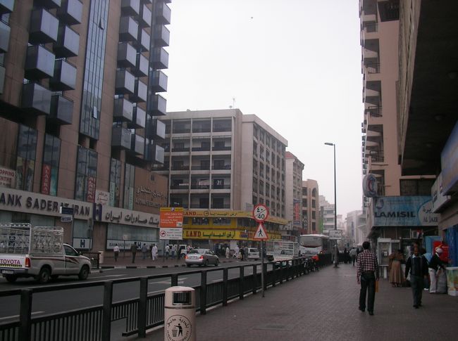 ホテルを出て、クリーク沿いを北上します。<br /><br />ちょっとにぎやかになってきたかな。