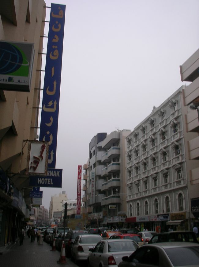 思いっきりアラビア語。<br /><br />ホテルって書いてるのかな〜分かりません^^