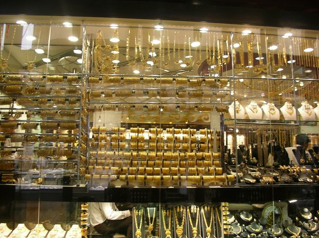 ｷﾗｷﾗ〜〜☆<br /><br />ゴールドスーク!!<br />お店がずら〜っとあるだけで用がない私達はただただスルーしただけでした^^<br />