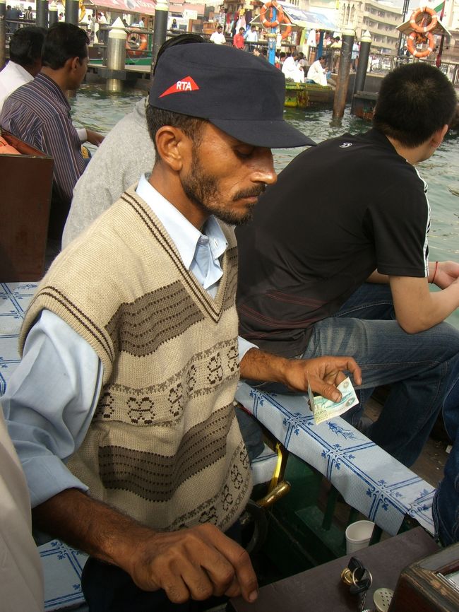 このおっちゃんにお金お支払します。<br /><br /><br />それにしても、、ドバイの町はメンズ街でした。<br /><br />どこをどこを歩いても、メンズ!!<br /><br />アブラもメンズだらけ!!!