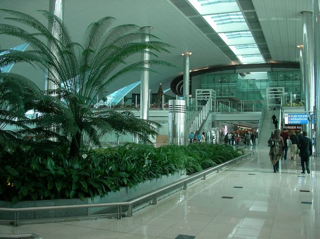 １５:４０のＥＫ９２３にてエジプト・カイロへ向います。<br /><br />ドバイ空港は天井が高く、とてもキレイでした☆<br /><br />空港では、ドバイの名産“ナツメグ”を買い込みました♪