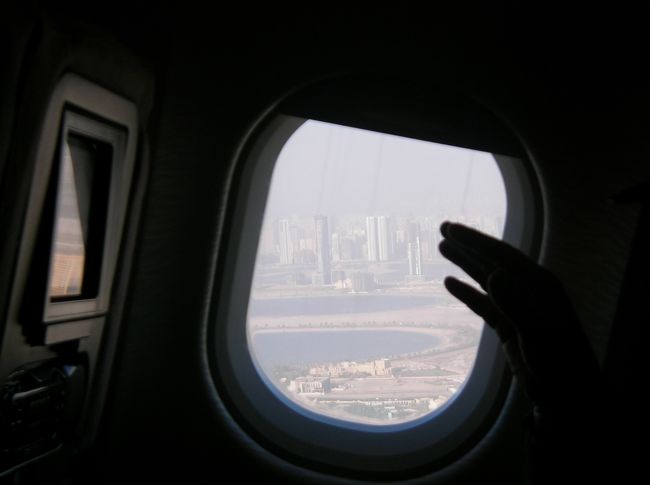 バイバイ☆ドバイ<br /><br />ドバイは１泊２日と短い時間でしたが、２日間で充分な感じです。<br /><br />観光ツアーはホテルのロビー巡りだし、街はメンズしかいないし、ショッピングモールへ行ってもお金がないと楽しめないし･･･