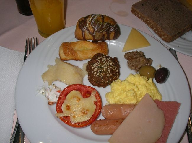 今日も朝からモリモリいただきま〜す♪<br /><br />なんだかお味が＞＜<br /><br />パンもミルクが違うからか、不思議系でした＞＜