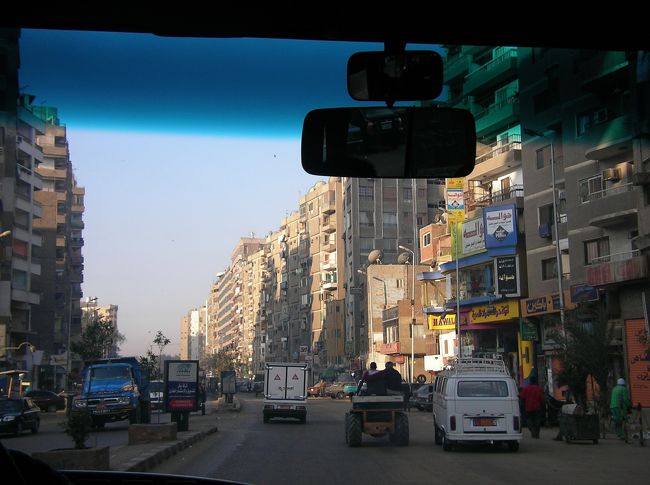 この日はマイクロバスに乗って、ギザのピラミッドに行きます♪