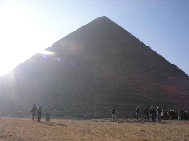 やぁぁぁっと、とうちゃく☆<br /><br />ここまでくるの遠かった〜<br /><br />（気持ち的に☆実際はバス降りて３分程度です^^）<br /><br />まずは、３大ピラミッドの中で最大の<br />　クフ王のピラミッド