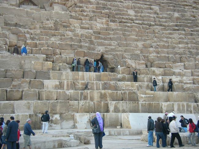 人だかりできてるところが、ピラミッドの入り口です。<br />クフ王のピラミッドは人気が高く、１日の入場者数に制限があります。