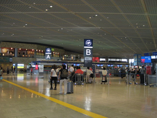 2009.08.20<br /><br />バスにて成田空港着　16:10<br />ツアーのカウンター（Ｇ）で手続き。<br /><br />今回は航空会社指定なしの激安ツアーだけど、幸運にも便は19:10発のＮＷ！<br />23時以降の出発便を覚悟していたので、これは嬉しい誤算。（*^_^*）<br /><br />ｅチケット控えを受け取りＮＷのカウンターへ。<br />自動チェックイン機でひとりひとりパスポートを読み取りチェックイン。<br />（ワールドパークス会員で自宅でチェックインはほぼ済ませていたのでスムーズでした。）<br />ペラペラのボーディングパスが印刷されでてきました。<br />ＮＷの係の方が操作をサポートしてくれました。<br /><br /><br />