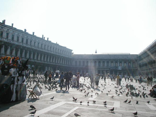 平和の象徴もこれだけいると決して平和ではない。<br />