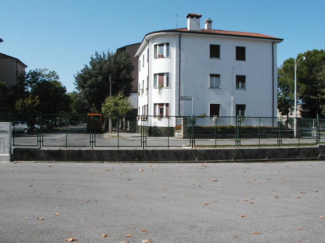 このフェンスの向こうがイタリアです。<br />現在はスロヴェニアがユーロに参加したのでこのフェンスは取っ払われてます。<br />たぶん。<br />