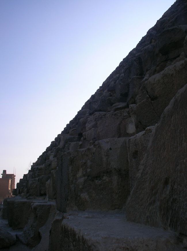 ちょっとクフ王のピラミッドに登ってみました♪