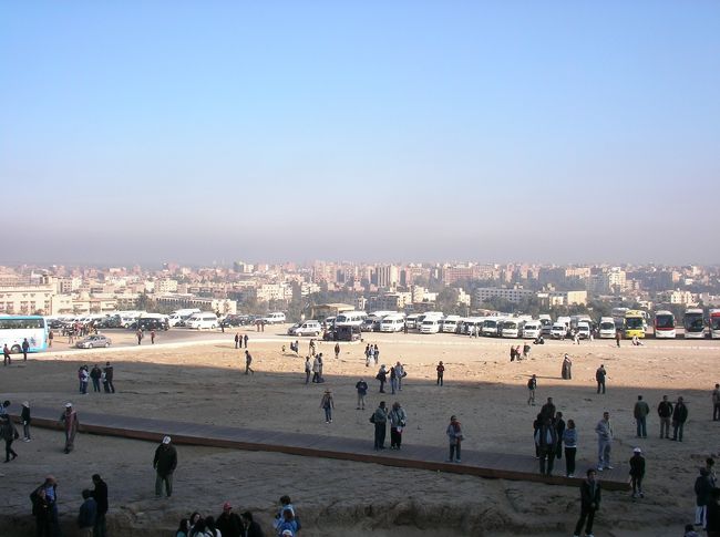 クフ王の入り口からの眺め<br /><br />けっこう高いです。<br />そして人＆観光バスがたくさん！