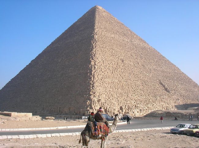 続いては。。<br /><br />カフラー王のピラミッド<br /><br />私達はこちらに入りました♪