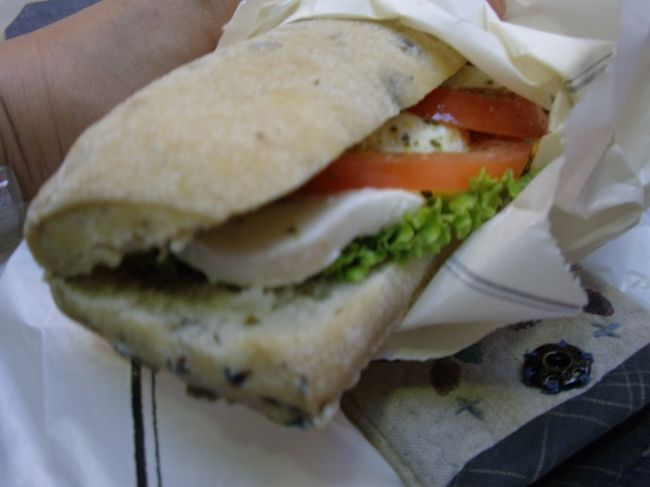 日本にもありますが、パリでチェーン店（ＰＡＵＬ）のサンドイッチ〈４ユーロ）。地元では大好きなパン屋さんで、こちらでは一人だびの強い見方。入りやすくてしかも美味しい！モンパルナス駅構内で。