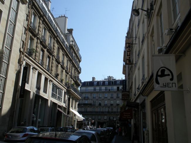 ホテルクリスタル★★★（右上に看板があります）サンジェルマンデプレ駅から２分。カフェドフルールの隣の隣くらい。ヴィトンの斜め前。とても便利なところです。だから、部屋が古く小さくクローゼットが斜めでも、バスルームの扉が穴があろうと、２階なのに窓がちゃんと閉まらなくても許せちゃいました。ベッドも硬かったし、冷蔵庫･エアコン完備！