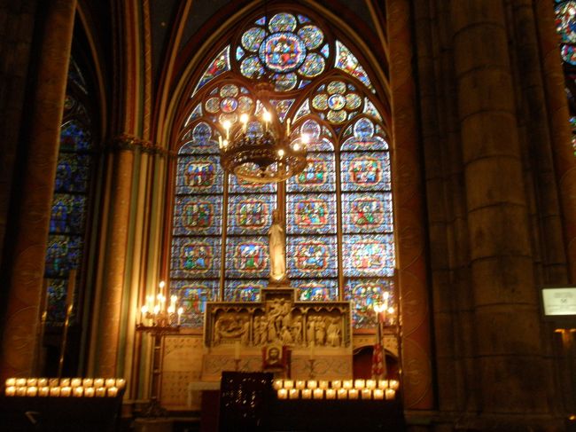 朝のﾉｰﾄﾙﾀﾞﾑ大聖堂の内部です。ゆっくりお参りしている人もありのどかな感じ。