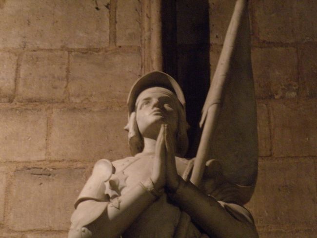 これは誰でしょう？<br />そうです。ジャンヌダルクです。ﾉｰﾄﾙﾀﾞﾑ寺院内にて。