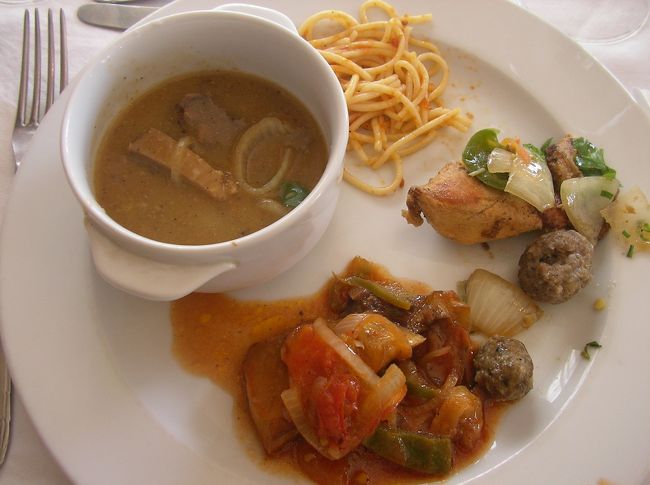 お次はランチ<br /><br />これまた団体の観光客だらけでした。<br /><br />お味は・・・^^